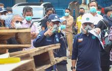 FOTO: KLH Segel Gudang Pestisida di Tangerang Selatan Terkait Pencemaran Sungai Cisadane