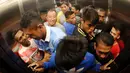 Pemain Sriwijaya FC bersenda gurau saat naik lift Hotel Bidakara jelang Final Piala Presiden 2015 melawan Persib, Minggu (18/10/2015). (Bola.com/Nicklas Hanoatubun)