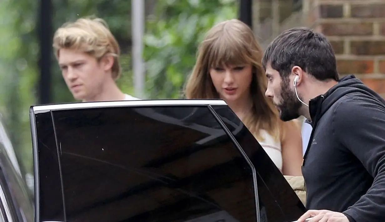 "Aku mengerti banyak orang yang ingin tahu hubunganku dengan Taylor," ujar Joe. (Factsherald)