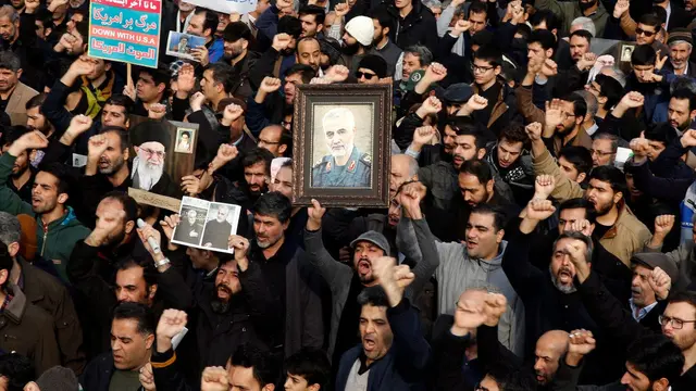 Masyarakat Iran melakukan protes usai kematian Jenderal Militer Qasem Soleimani.