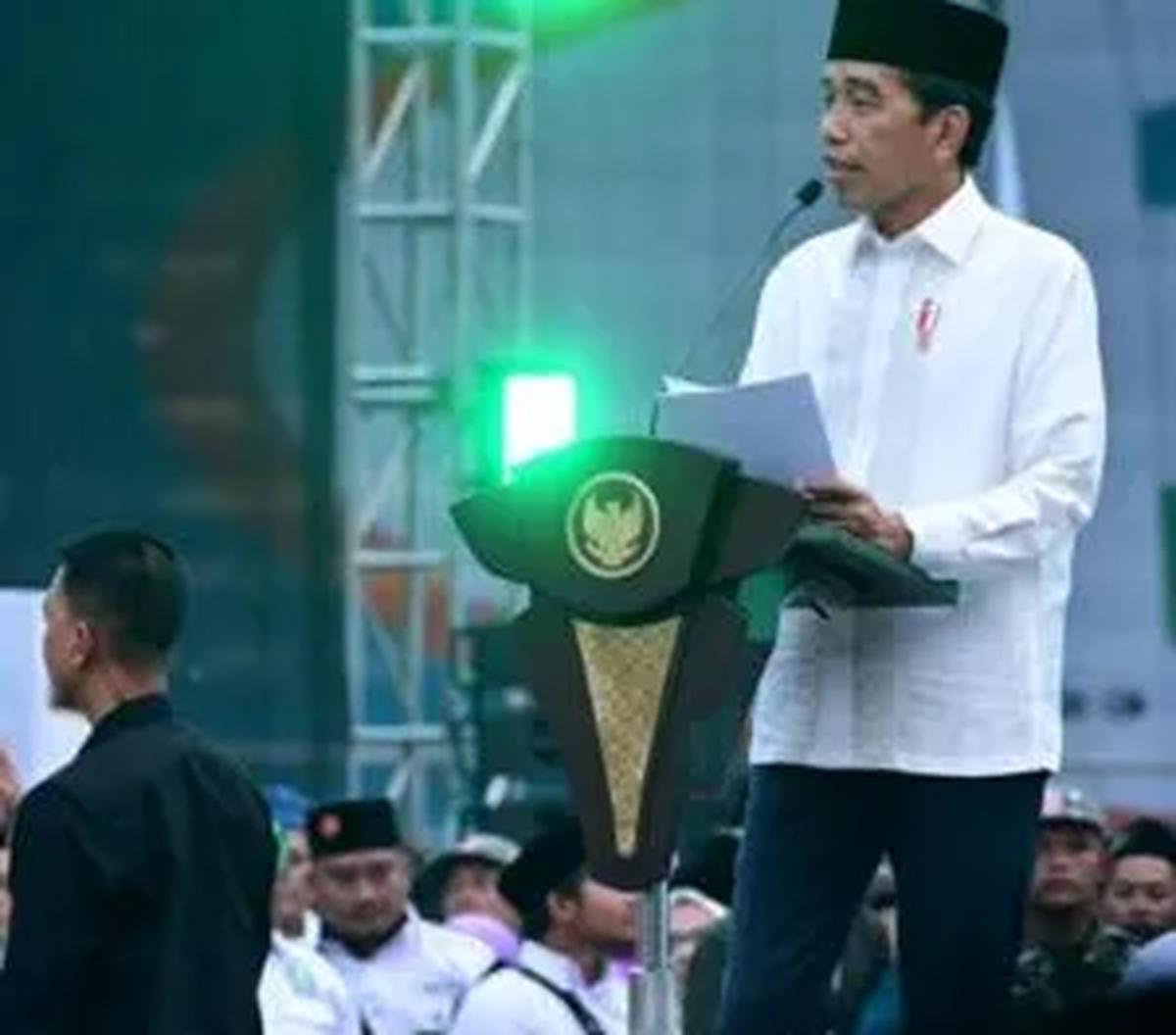 "Sudah selesai yang omicron ganti yang delta, terus nanti ganti apalagi, kita ini tidak bisa menebak dan hanya bisa ikhtiar dan berserah diri kepada Allah SWT," kata Jokowi.
