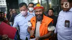 Tersangka dugaan tindak pidana pencucian uang (TPPU) Bupati nonaktif Mamberamo Tengah Ricky Ham Pagawak (tengah) berjalan menuju mobil tahanan usai menjalani pemeriksaan di Gedung KPK, Jakarta, Senin (19/6/2023). Tersangka Ricky Ham Pagawak menyatakan penolakan untuk menandatangani berkas P21 karena merasa tidak adil kasusnya disidangkan di luar Papua. (Liputan6.com/Faizal Fanani)