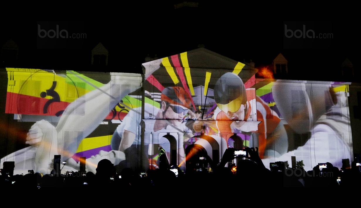 Warga menyaksikan video mapping pada acara Asian Games Sport Festival di Taman Fatahilah, Jakarta, Sabtu (9/12/2017). Acara tersebut bertujuan untuk mempromosikan Asian Games 2018. (Bola.com/M Iqbal Ichsan)