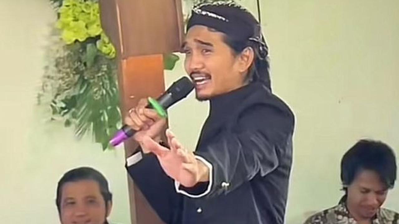 Momen Duta Sheila On 7 Nyeker di Acara Kondangan Setelah Lempar Sandal