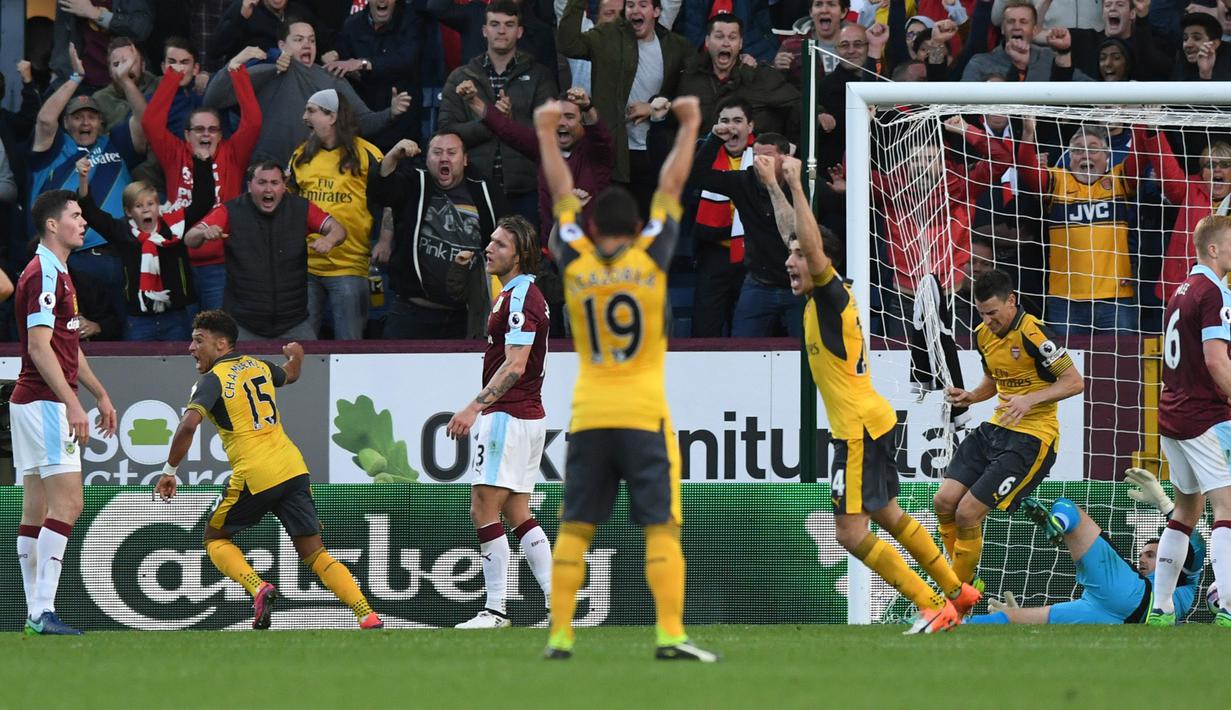 Para pemain Arsenal merayakan gol  Laurent Koscielny (3kanan) saat melawan Burnley pada lanjutan Premier League pekan ke-7 di Stadion Turf Moor, (2/10/2016). (Reuters/Anthony Devlin)