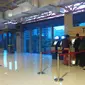 Petugas Stasiun Sudirman Baru (BNI City) melayani calon penumpang kereta Bandara Soekarno Hatta. (Liputan6.com/Maulandy)