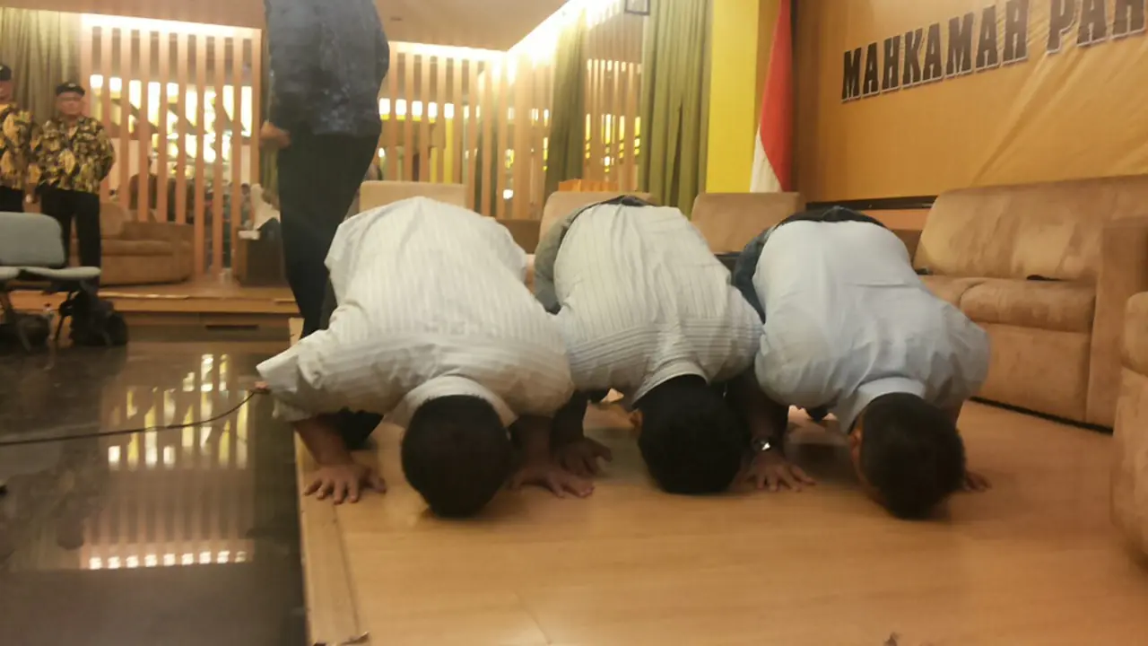 Kader Golkar yang Dipecat Sujud Syukur Usai MK Bacakan Putusan