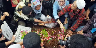 Laila Sari, kini sudah tenang di tempat peristirahatan terakhirnya. Di TPU Karet Bivak, Jakarta Pusat, jenazah Laila dikebumikan. Sanak keluarga, tetangga hingga puluhan ojek online turut mengantar Laila Sari. (Nurwahyunan/Bintang.com)