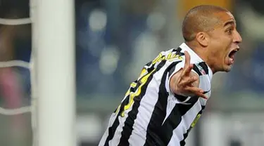 Selebrasi striker Juventus, David Trezeguet seusai mencetak gol penyeimbang kedudukan ke gawang Genoa dalam lanjutan Serie A yang digelar di Luigi Ferraris Stadium, 24 September 2009. Hasil akhir 2-2. AFP PHOTO/ ALBERTO PIZZOLI 