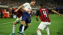 Bek AC Milan Luca Antonelli (kiri) berebut bola dengan gelandang Tottenham Hotspur Christian Eriksen saat bertanding pada International Champions Cup di Minneapolis (31/7). Tottenham menang 1-0 atas Milan berkat gol Nkoudou. (AP Photo/Jeff Wheeler)