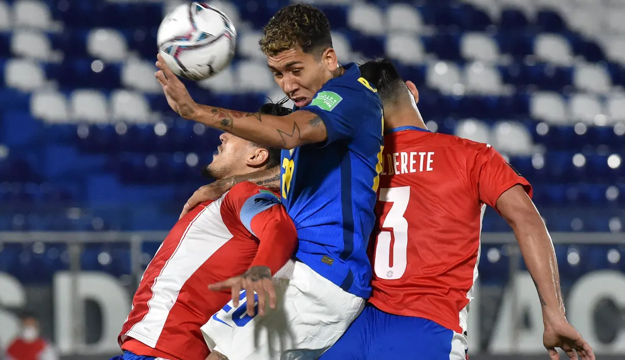 Penyerang timnas Brasil, Roberto Firmino bersaing dengan pemain Paraguay, Gustavo Gomez (kiri) dan Omar Alderete dalam lanjutan Kualifikasi Piala Dunia 2022 zona Amerika Selatan di stadion Defensores del Chaco, Kamis (9/6/2021) pagi WIB. Brasil meraih kemenangan dengan skor 2-0 (NORBERTO DUARTE/AFP)
