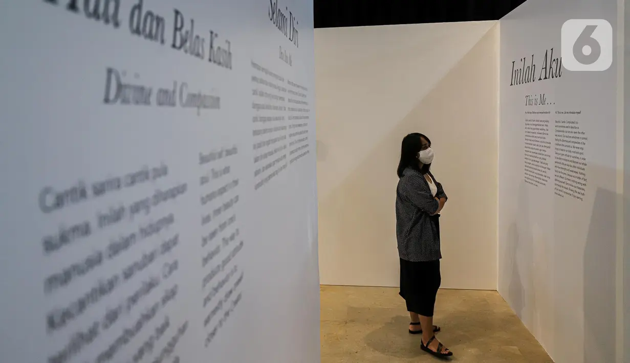 Pengunjung saat melihat pameran The Truth Inside You: Alunan Kisah Tentang Perempuan di Museum Nasional, Jakarta, Sabtu (7/1/2023). Dalam pameran ini menampilkan sejumlah produk budaya masa lampau seperti artefak-artefak yang menjadi jejak nyata kontribusi perempuan untuk turut membangun peradaban masyarakat Tanah Air. (Liputan6.com/Faizal Fanani)