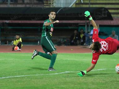 Pemain Bhayangkara Surabaya United, Oktavio Dutra mengecoh kiper Persib Bandung, Made Wirawan pada laga Torabika Soccer Championship 2016 di Stadion Delta Sidoarjo, Sabtu (11/6/2016). (Bola.com/Nicklas Hanoatubun)