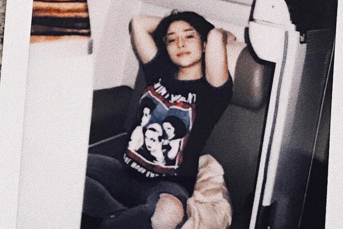 [Bintang] Sering Berpakaian Glamor, Nikita Willy dengan Padu-padan Kaos Tampak Lebih Fresh
