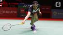 Pebulu tangkis tunggal putri Korea Selatan, An Se Young berusaha mengembalikan kok ke arah Carolina Marin dari Spanyol pada laga final Indonesia Masters 2023 di Istora Senayan, Jakarta, Minggu (29/1/2023). An Se Young berhasil menjadi juara di nomor tunggal putri Indonesia Masters 2023 usai mengalahkan Carolina Marin di final dengan skor 18-21, 21-18, dan 21-13. (Liputan6.com/Herman Zakharia)