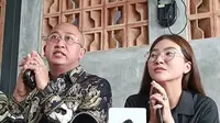 Sarwendah bersama kuasa hukumnya, Chris Sam Siwu