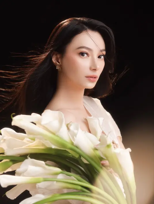 Menambah kesan cantik effortless, dipulas nuansa nude pada mata, blush, dan lipstik satin [@fdphotography90]