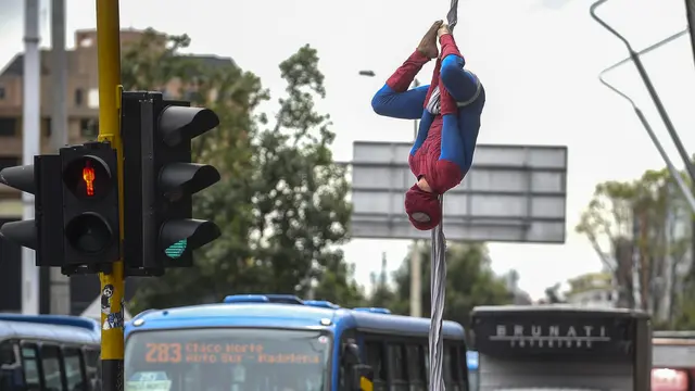 Spiderman Cari Nafkah di Jalanan Kolombia-AFP-20170425