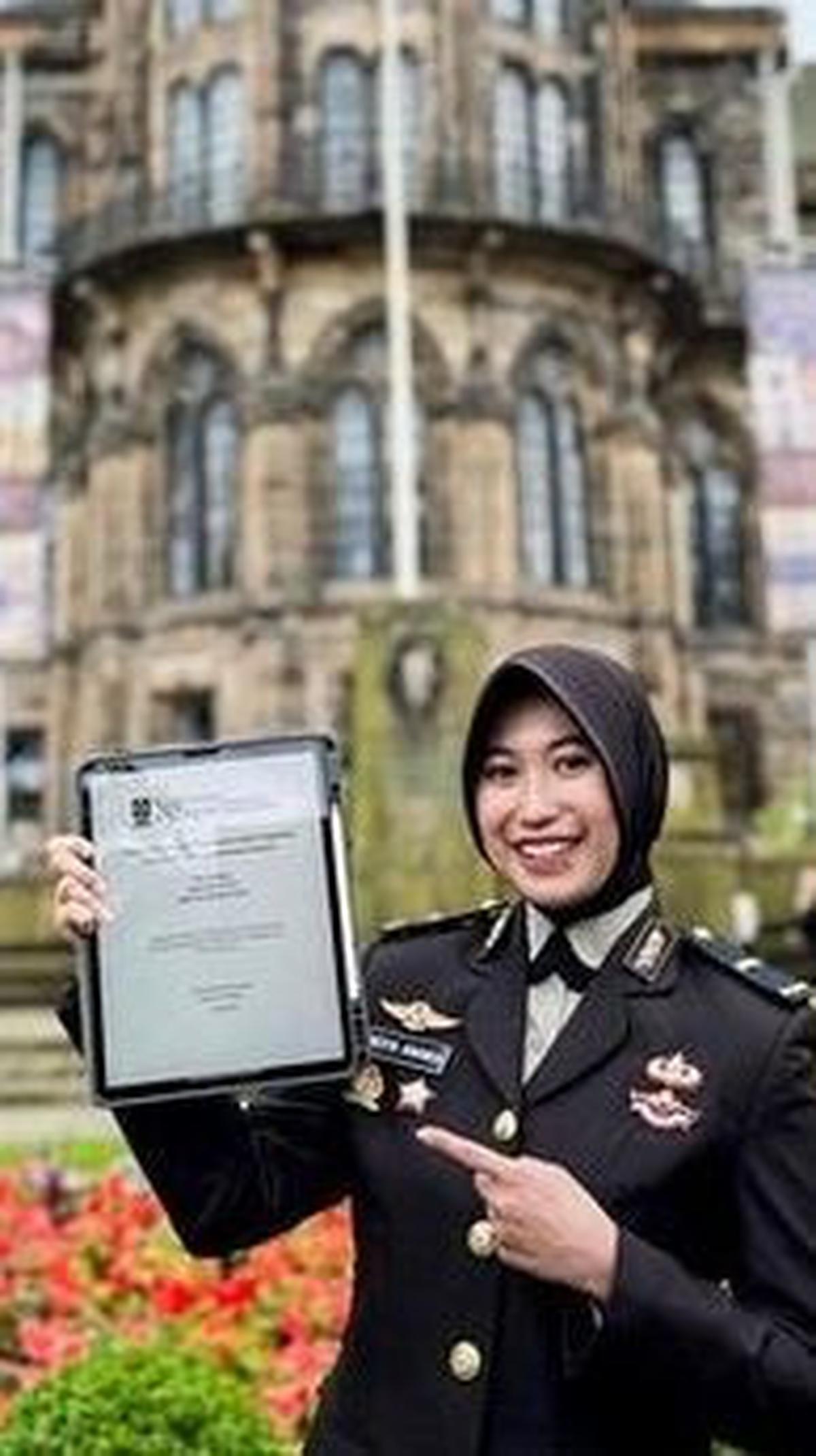 Di mana akhirnya Ia memilih melanjutkan pendidikan di University of Glasglow, Inggris.<br>