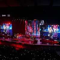 Mariah Carey akhirnya kembali menyapa penggemar Indonesia. Kali ini, ia tampil di Sentul International Convention Center (SICC), Bogor, pada Jumat (3/10) dalam rangkaian Premium Music Experience (PME) 2025. (foto/dok: fimela.com/sitinurarisha)
