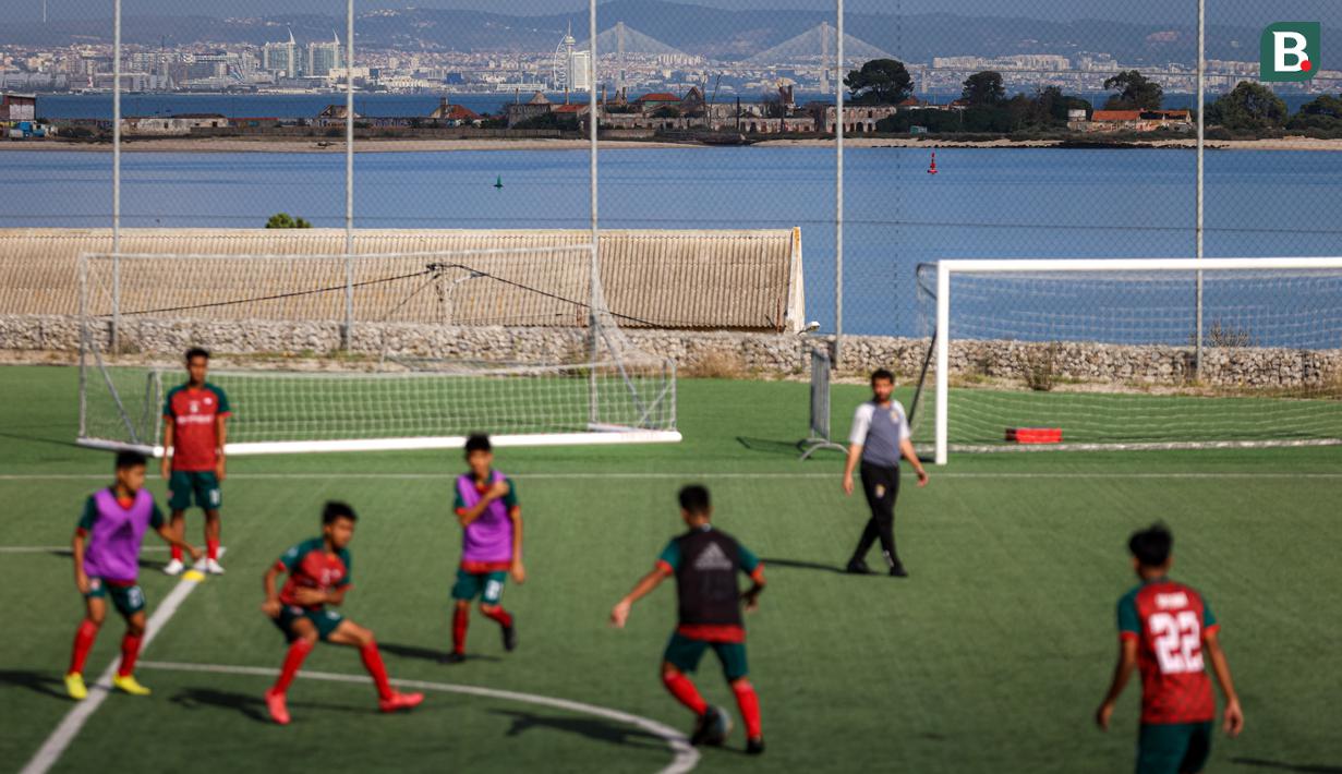 Para pemain Korea-Korea Selecao berkesempatan latihan di samping tim B Benfica. Lapangannya terlihat sangat menawan dengan latar belakang kota Lisbon. Tampak juga dua jembatan ikonik Portugal, Ponte 25 de Abril dan Ponte Vasco da Gama. (Bola.com/Bagaskara Lazuardi)