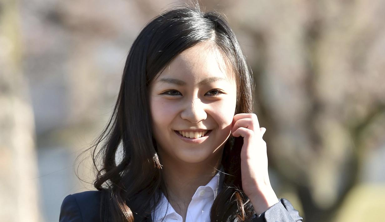 Sebelum mengikuti upacara masuk bagi mahasiswa baru Universitas Kristen Internasional, Putri Kako meluangkan sejenak waktunya untuk menemui awak media, Tokyo, Jepang, (2/4/2015). (REUTERS/Yoshikazu Tsuno)