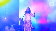 Penyanyi Eva Celia tampil pada acara Synchronize Fest 2023 di Gambir Expo, Kemayoran, Jakarta, Sabtu (2/9/2023). Eva Celia membuat momen istimewa dengan menyanyikan beberapa lagu perdana dari album keduanya self-titled, yang berjudul Eva Celia di Synchronize Fest 2023. (Liputan6.com/Johan Tallo)