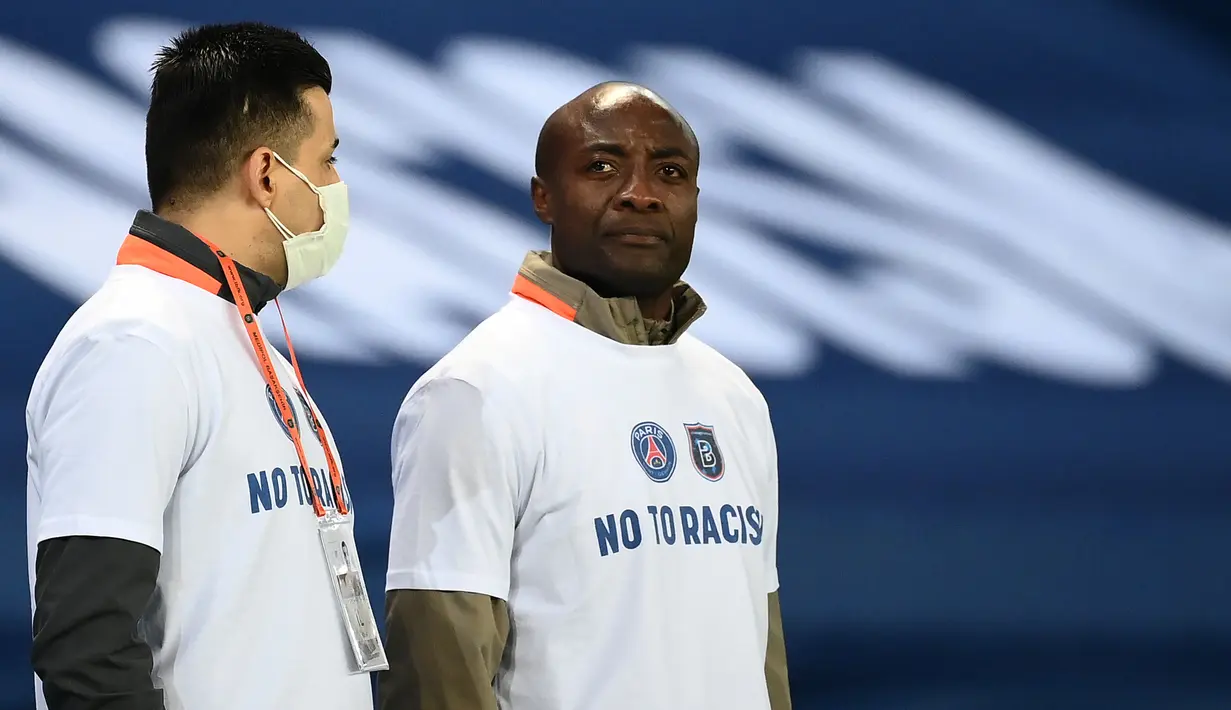Asisten pelatih Istanbul Basaksehir, Pierre Webo (kanan), mendampingi para pemain melakukan pemanasan sebelum laga lanjutan Liga Champions 2020/21 Grup H melawan Paris Saint-Germain di Parc des Princes Stadium , Paris, Rabu (9/12/2020). Basaksehir kalah 1-5 dari PSG. (AFP/Franck Fife)