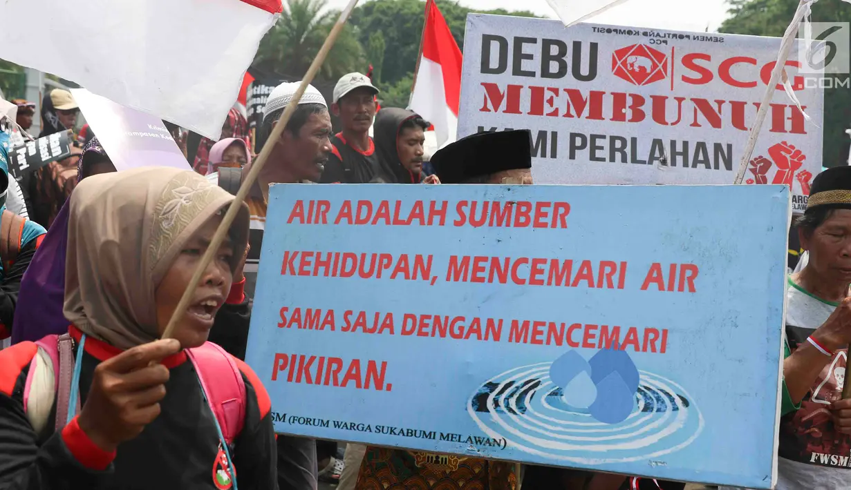 Petani berorasi saat unjuk rasa di depan Istana Negara, Jakarta, Kamis (11/12). Mereka menuntut pemerintah menghentikan kriminalisasi pejuang lingkungan hidup sebagai bentuk implementasi Pasal 66 UU Nomor 32/20. (Liputan6.com/Immanuel Antonius)