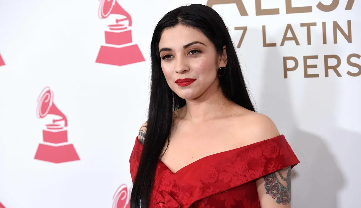 Mon Laferte berpose di karpet merah saat menghadiri Latin Recording Academy Person of the Year Gala 2017 di Mandalay Bay Convention Center di Las Vegas, AS (15/11). (Photo by Chris Pizzello/Invision/AP)