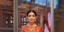 Selvi Ananda tampil mencuri perhatian dalam balutan wastra nusantara di Jepang, (Foto: Instagram/ Selvi Ananda)
