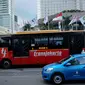 Bus TransJakarta melewati kawasan Bundaran HI, Jakarta, Senin (9/3/2015). PT Transjakarta menghentikan operasional 30 bus merek Zhongtong pasca insiden terbakarnya bus buatan Tiongkok itu pada Minggu (8/3) kemarin. (Liputan6.com/Faizal Fanani)