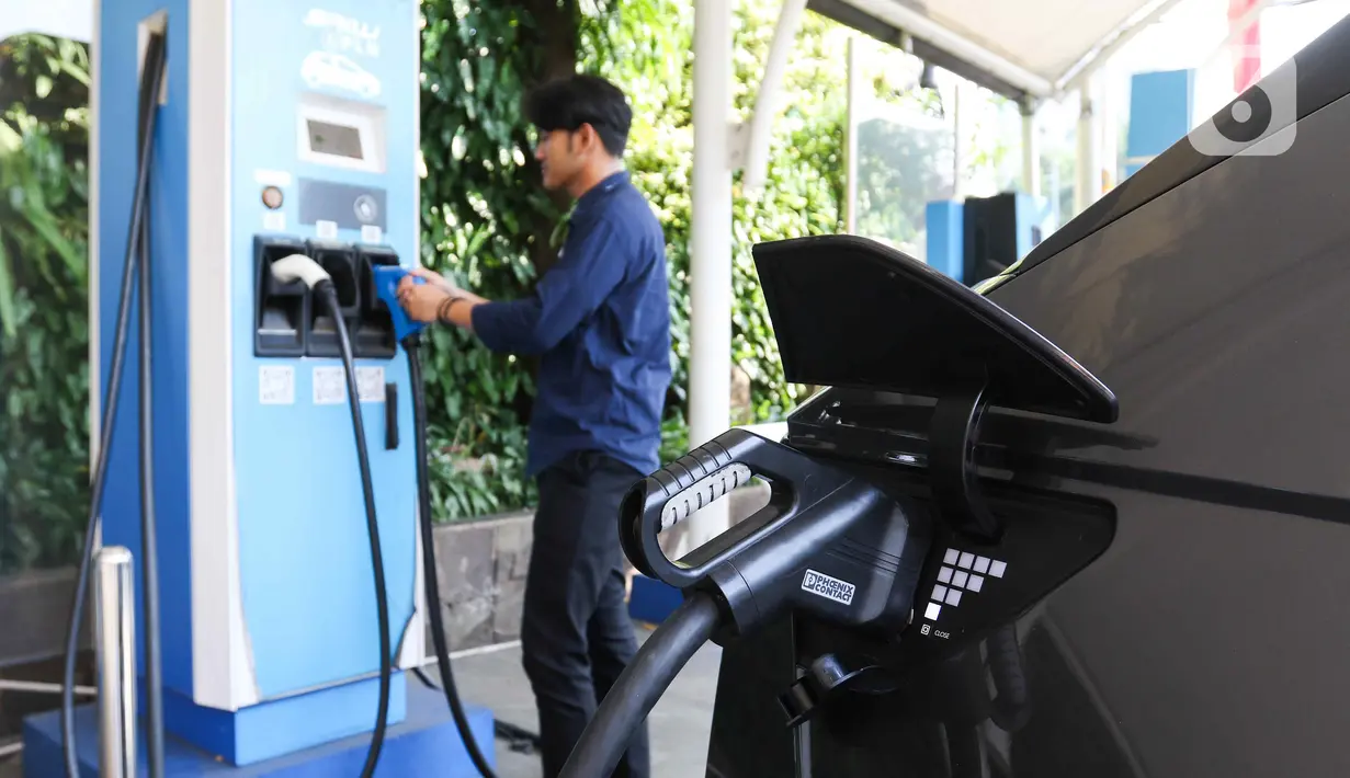 Pemilik sedang mengisi daya kendaraan listrik di Stasiun Pengisian Kendaraan Listrik Umum (SPKLU) PLN Disjaya, Jakarta, Selasa (8/8/2023). (Liputan6.com/Herman Zakharia)