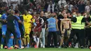 Kejadian tersebut diperparah dengan sikap para pemain Marseille lainnya yang menendang bola ke arah suporter Nice hingga makin memicu amarah mereka untuk bersama-sama turun ke lapangan. (Foto: AFP/Valery Hache)