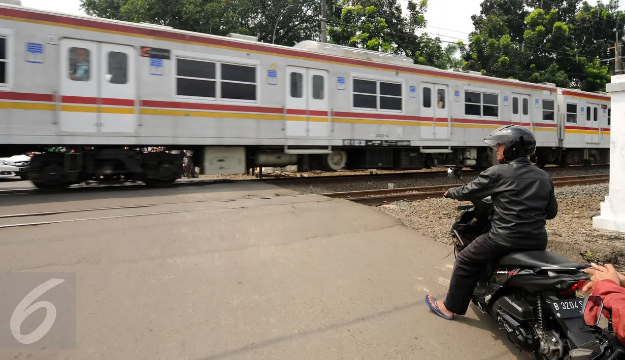 Pengendara menanti melintas di perlintasan Rawa Bambu, Jakarta, Jumat (2/9). Dirjen Perkeretaapian Kemenhub mengusulkan penutupan 19 perlintasan sebidang di Jakarta yang telah dilengkapi jalan layang atau terowongan. (Liputan6.com/Helmi Fithriansyah)