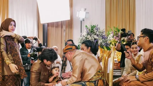 Keluarga Atta Halilintar dan Aurel Hermansyah dalam tedak siten Azura