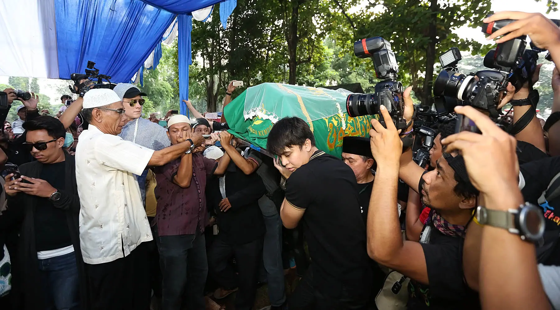 Julia Perez saat hendak dimakamkan di TPU Jati Ranggon. (Bambang E Ros/Bintang.com)