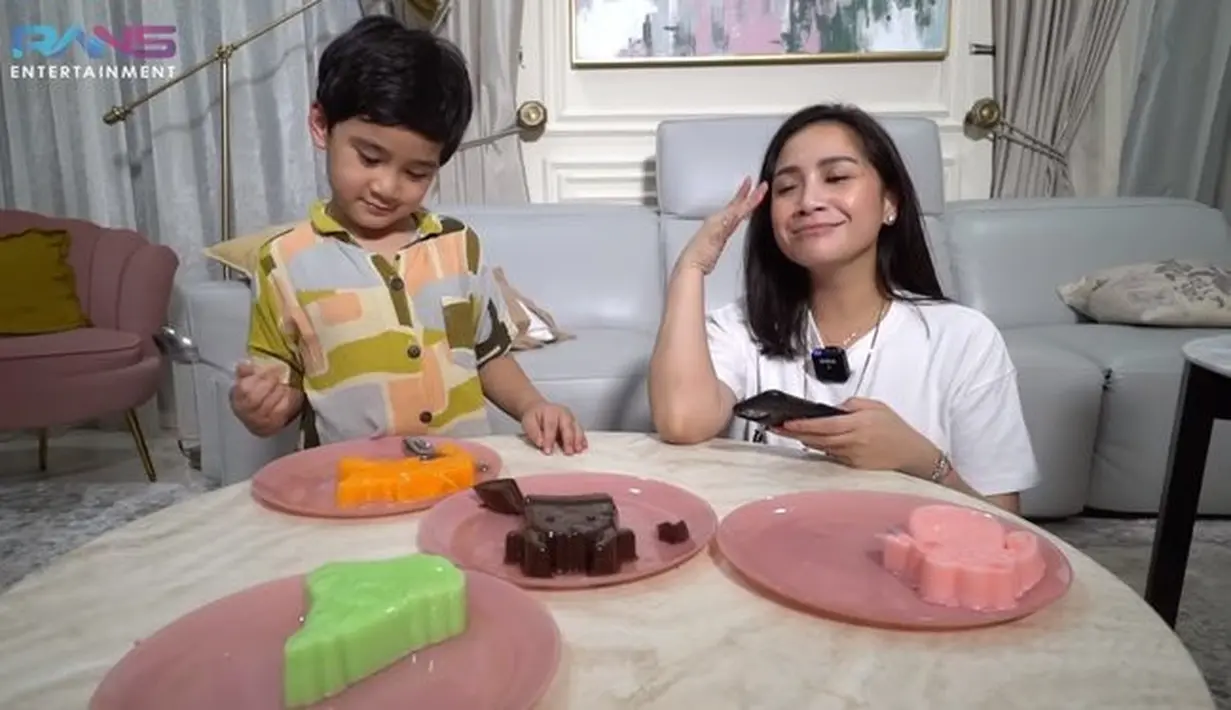 Nagita Slavina dan Rafathar. (YouTube Rans Entertainment)