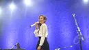 Christina Perri yang tampil cantik dengan rambut kepangnya, membawakan beberapa lagu miliknya di atas panggung Java Jazz Festival (JJF) 2015 di JIExpo Kemayoran, Jakarta, Minggu (8/3/2015). (Liputan6.com/Faizal Fanani)