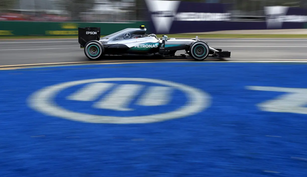 Aksi pebalap Mercedes, Nico Rosberg, saat balapan F1 GP Australia di Sirkuit Albert Park, Australia, Minggu (20/3/2016). Nico Rosberg menjadi juara di seri perdana musim 2016 ini. (Reuters/Jason Reed)
