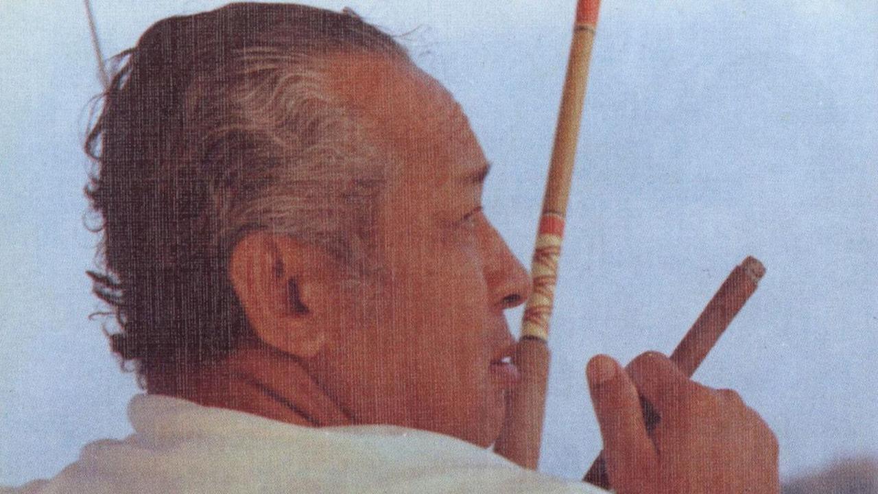 Soeharto yang mendengar itu pun ikut tersenyum.