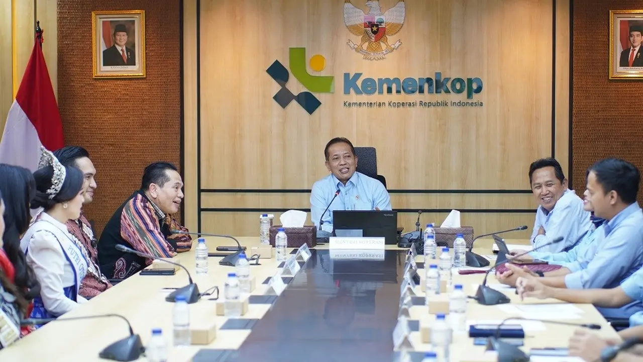 Asosiasi Pemerintah Kabupaten Seluruh Indonesia (Apkasi) memboyong 29 besar finalis Putri Otonomi Indonesia (POI) 2026 untuk melakukan audiensi langsung dengan Menteri Koperasi RI, Ferry Juliantono, di Kantor Kementerian Koperasi, Jakarta, Rabu (3/6/2026)