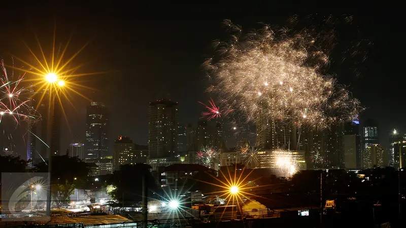 Kembang Api Tahun Baru Hias Langit Ibukota