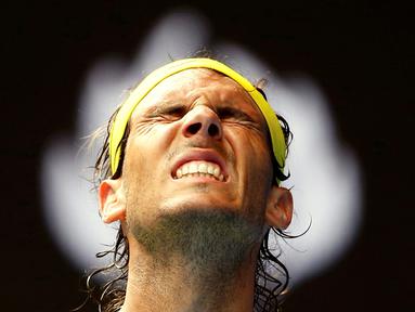 Ekspresi petenis Spanyol, Rafael Nadal, saat bertanding melawan rekannya, Fernando Verdasco, dalam babak pertama turnamen tenis Australia Terbuka 2016 di Melbourne Park, Australia, (19/1/2016). (Reuters/Thomas Peter)