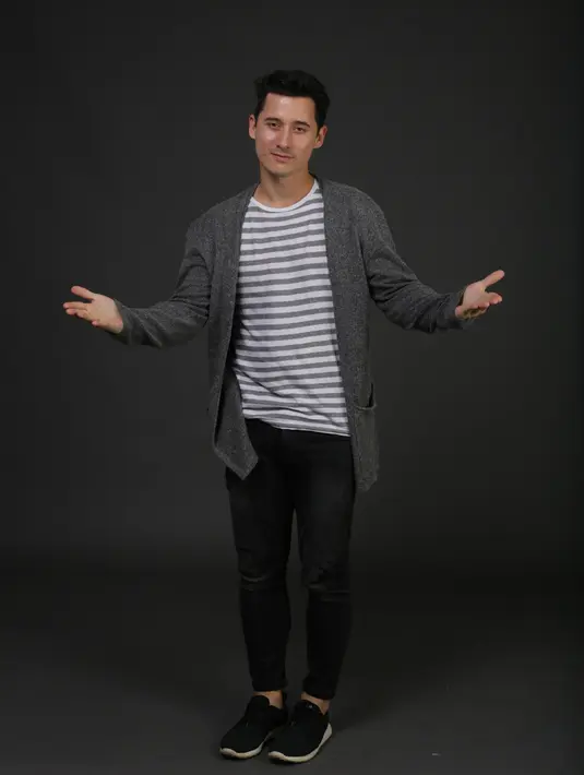 “Saya suka buat kopi. Saya pengen lebih menekuni passion saya juga buat minum kopi. Karena jadi daripada saya beli, keluar uang banyak, lebih baik bikin sendiri,” tutur Nino. (Bambang E. Ros/Bintang.com)