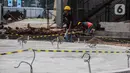 Pekerja menyelesaikan proyek revitalisasi Taman Christina Martha Tiahahu  di kawasan Blok M, Jakarta, Kamis (7/7/2022). Taman Martha Tiahahu yang sedang direvitalisasi ini mengusung konsep ruang publik yang mendukung gerakan literasi. (Liputan6.com/Johan Tallo)