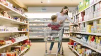 Mengunjungi supermarket bersama anak bisa membuat harga belanjaan membengkak. (News.com.au)