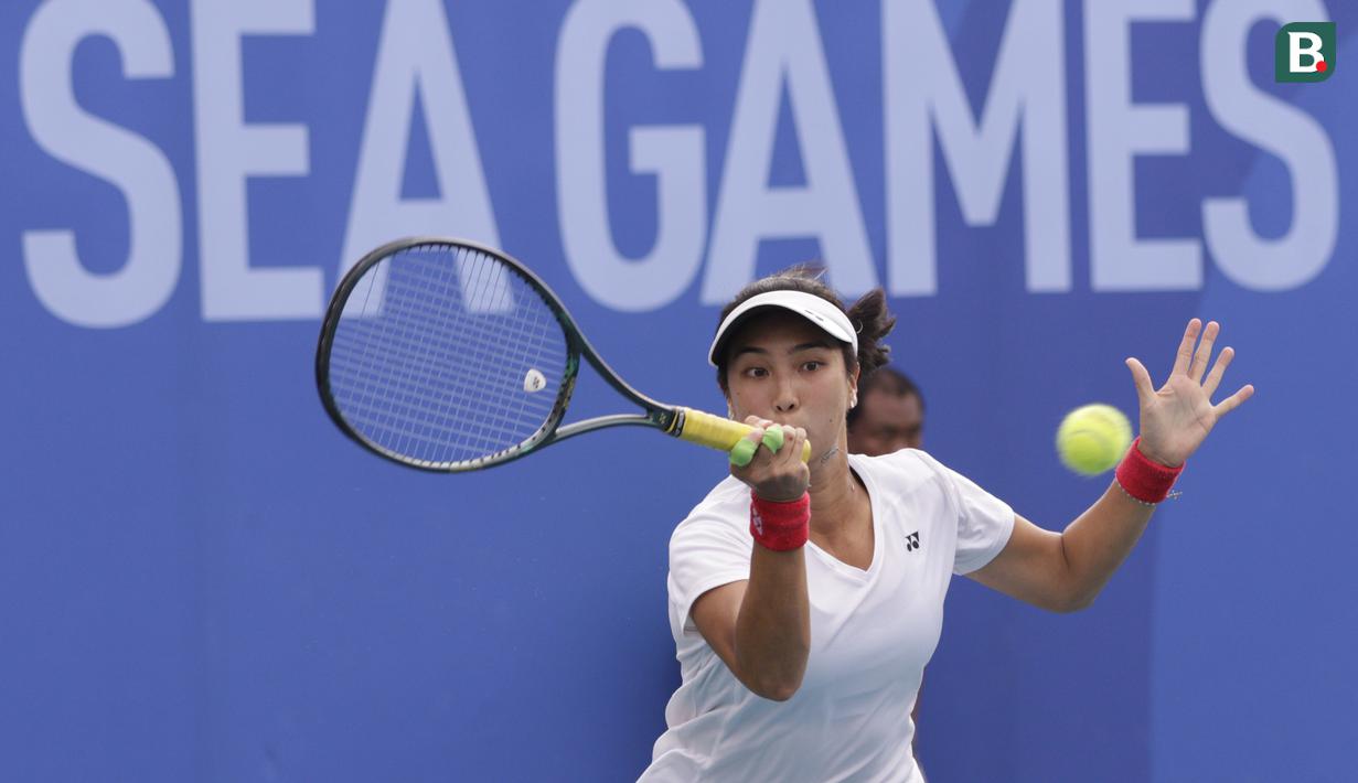 Ganda campuran, Aldila Sutjiadi, mengembalikan bola saat melawan wakil Thailand pada laga final SEA Games 2019 di Rizal Memorial Sports Complex, Sabtu (7/12). Indonesia menang dengan skor 4-6, 6-4 dan 10-8. (Bola.com/M Iqbal Ichsan)