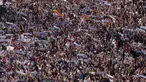 Para penggemar Real Madrid memadati lapangan Cibeles untuk merayakan trofi Liga Champions ke-15 di Madrid pada 2 Juni 2024. (Pierre-Philippe MARCOU/AFP)