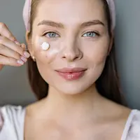 Retinol sandwich menjadi salah satu teknik yang bisa dicoba pemula untuk membantu kulit beradaptasi dengan retinol secara lebih nyaman. (Foto/Dok: Pexels)